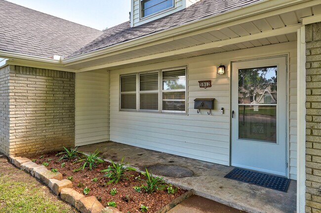 Building Photo - Turnkey Gem: Fully Furnished 5-Bedroom Home with Spacious Layout and Corner Lot!