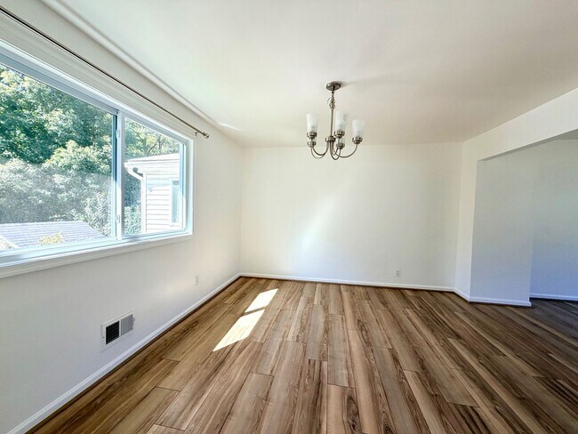 Building Photo - Spacious & Updated Pasadena Townhome for Rent