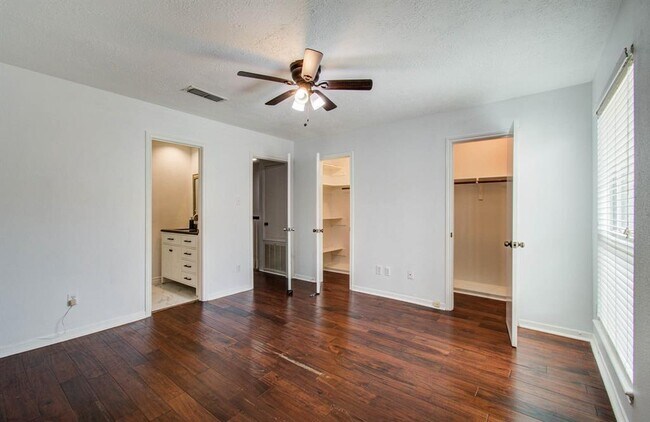 Building Photo - 926 Memorial Village Dr