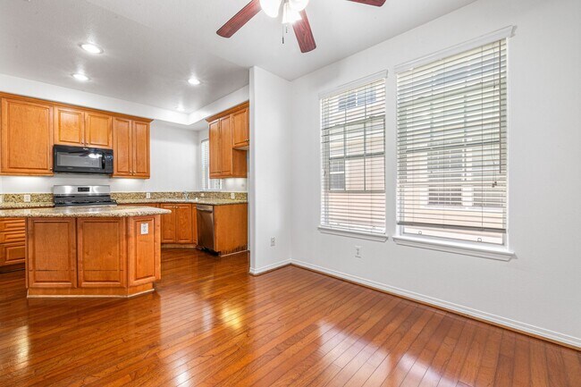 Building Photo - 3-Bedroom Townhome in Gated Bay Harbor