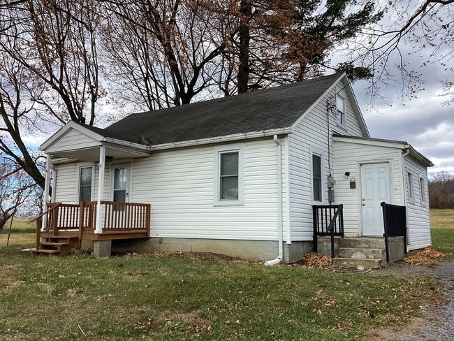 Building Photo - Charming House in the Country