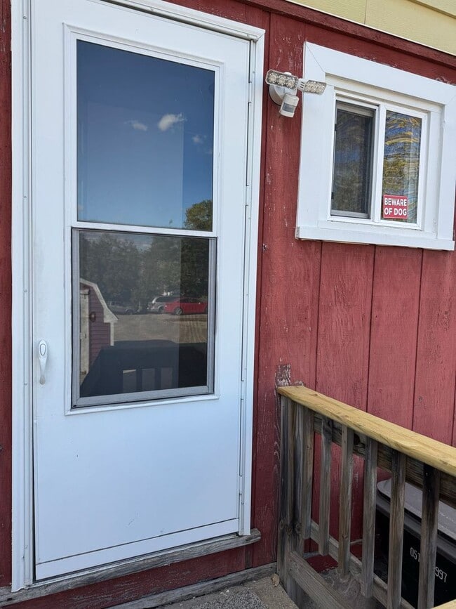 Building Photo - 2 Bedroom 1 Bathroom Duplex in Beloit, WI