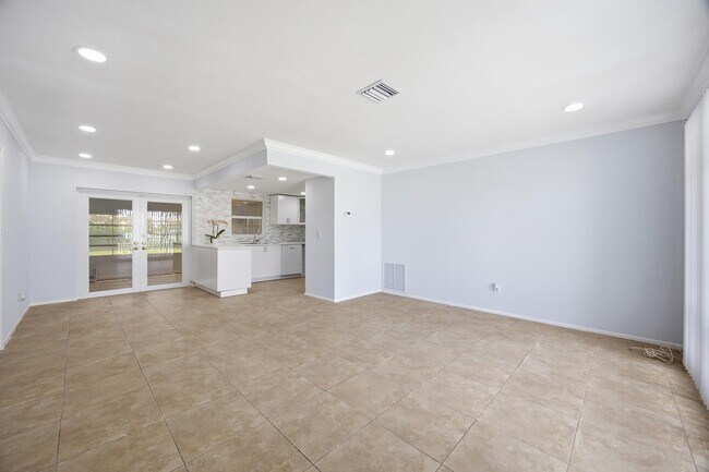 Building Photo - 226 SW Reynolds Ave