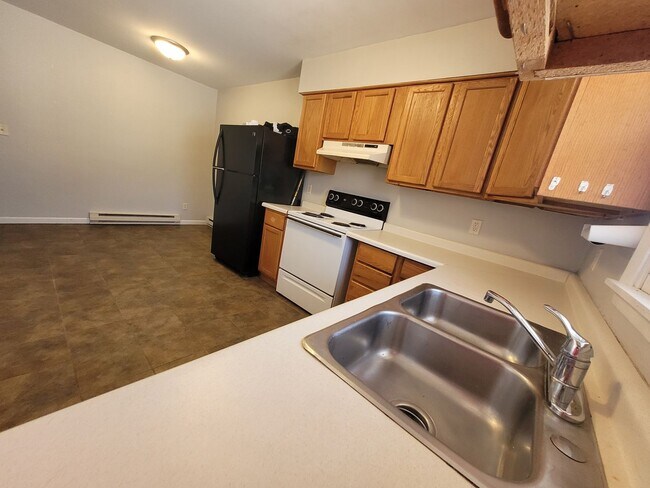 Building Photo - 3204-3206 Runway Ave