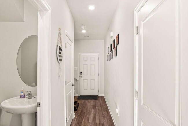 Building Photo - 310 Maple Run Dr