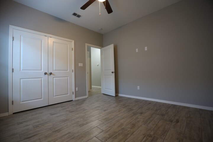 Building Photo - 1402 W Heritage Dr