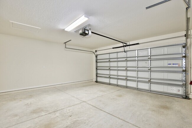 Building Photo - Beautiful 3/2.5 Modern Townhome with a Pri...