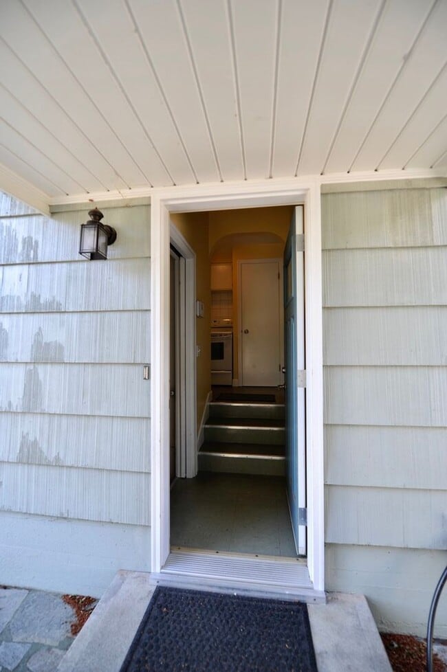 Building Photo - Charming 2 bed 1 bath bungalow with 2nd living room