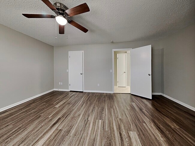 Building Photo - 2143 Creek Side Dr