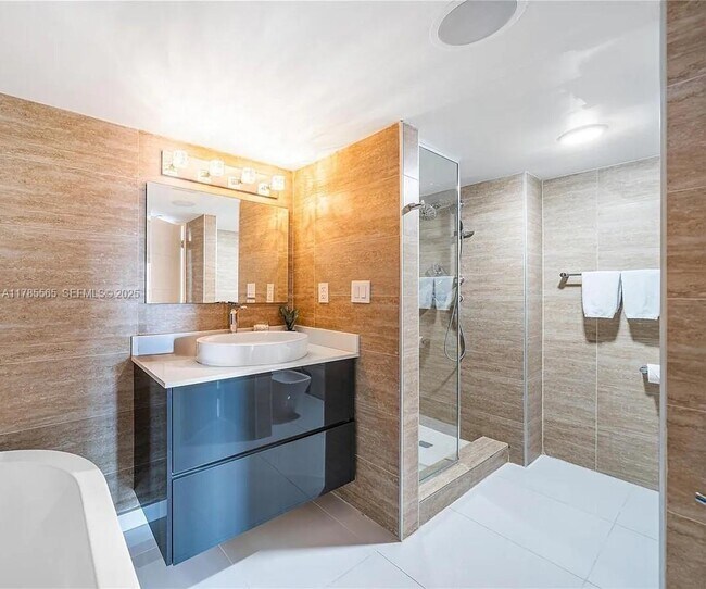 Building Photo - 1717 N Bayshore Dr