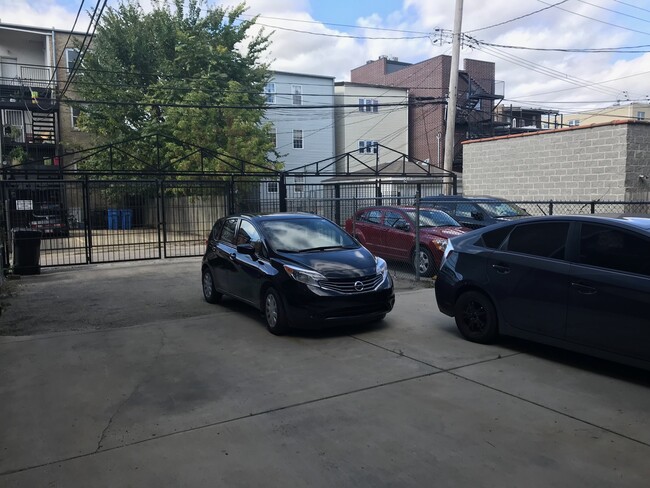 Building Photo - 1436 N Maplewood Ave