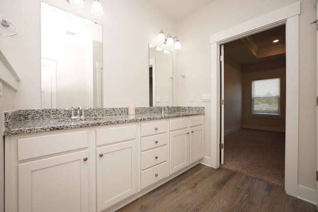 Building Photo - Spacious 5-Bedroom Home in Desirable Crest...