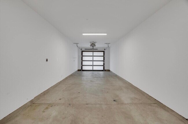 Building Photo - 15107 Shore Dr