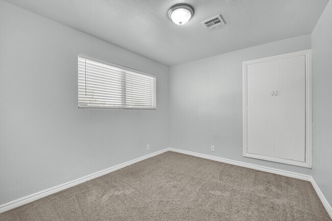 Building Photo - 2221 Santa Clara Dr