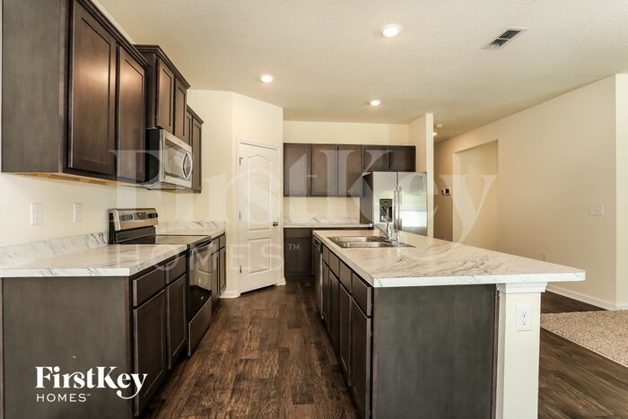 Building Photo - 5871 Calvary Dr
