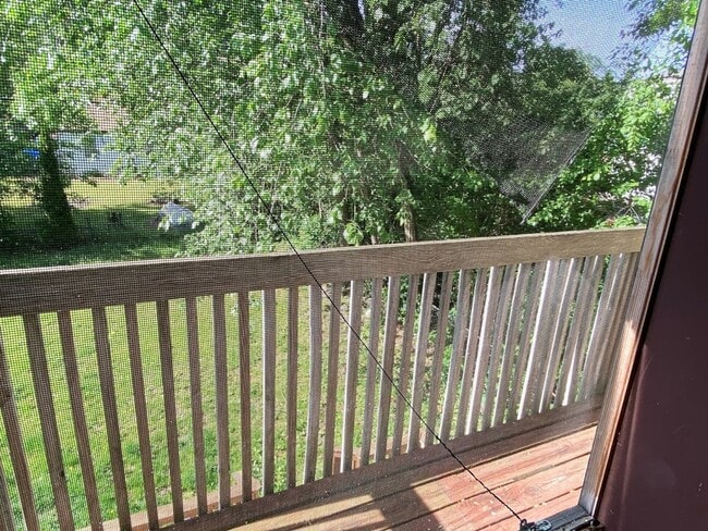 Building Photo - Nice 2 bedroom 1 Bath Upper Unit in Quiet area