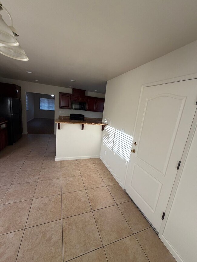Building Photo - 585 Hart Dr