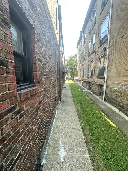 Building Photo - 807 S Braddock Ave