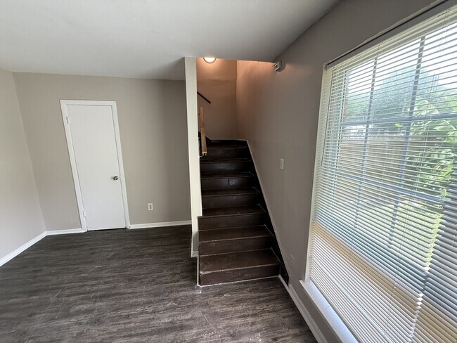 Building Photo - 2086 Hubert Ave