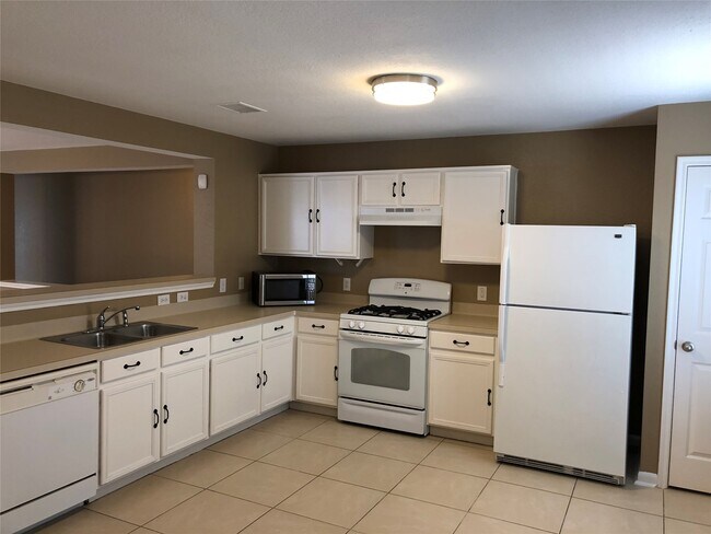 Building Photo - 19615 Hollington Dr