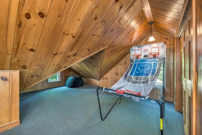 Building Photo - 172 Center St