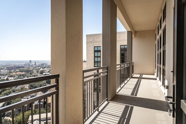 Building Photo - Modern 3-Bedroom Apartment with Smart Home...