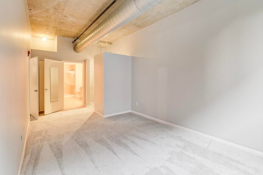 Building Photo - 933 W Van Buren St