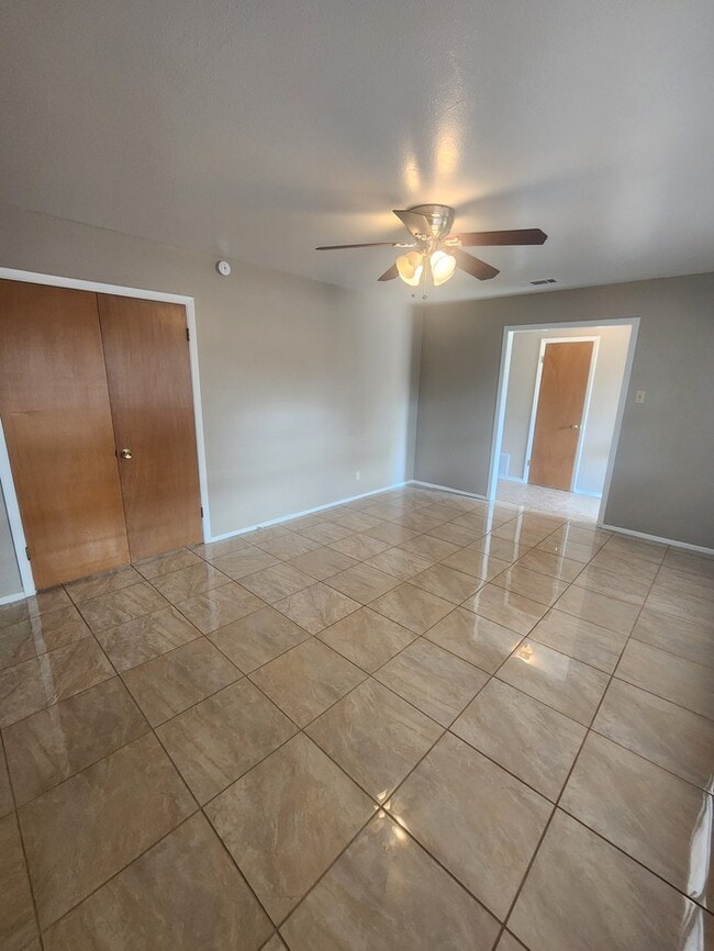 Building Photo - 3 bed 2 bath home, 2 car garage