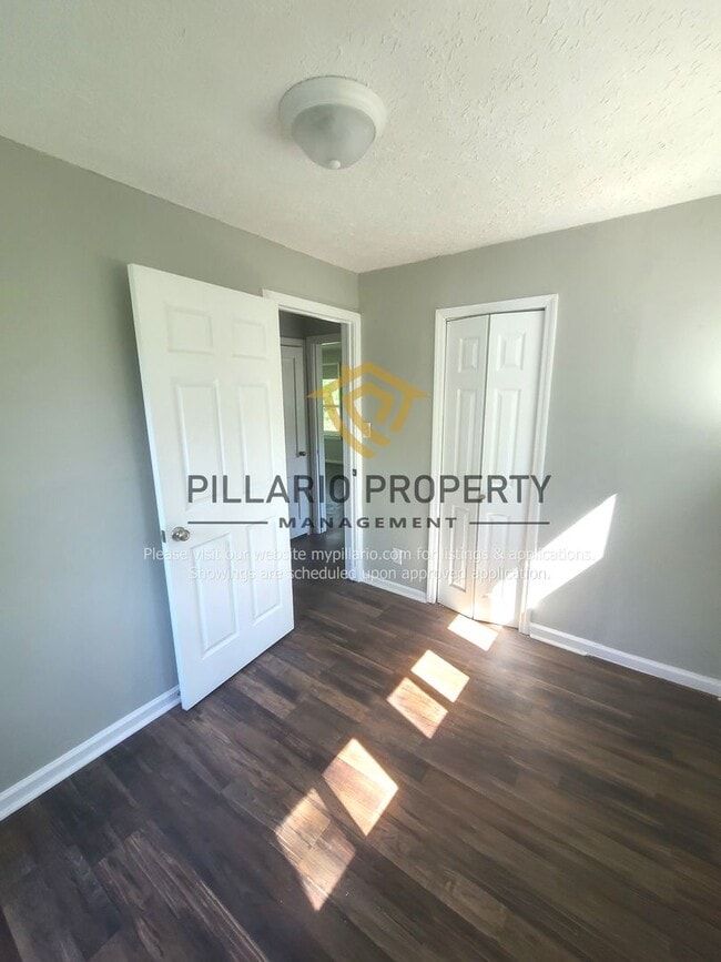 Building Photo - Updated 2 Bedroom 1 Bathroom near Forest M...