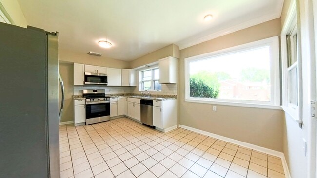 Building Photo - Spacious 3 Bedroom 1.5 Bath Home- Located ...