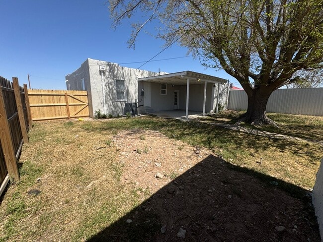Building Photo - Beautiful Santa Fe Style home!