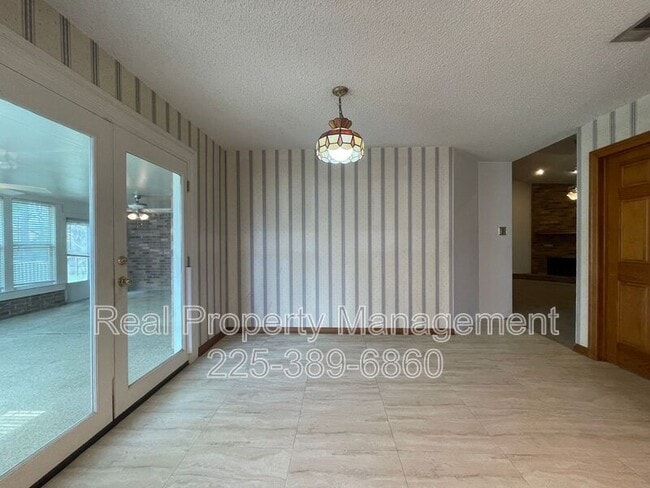 Building Photo - 9766 Kinglet Dr