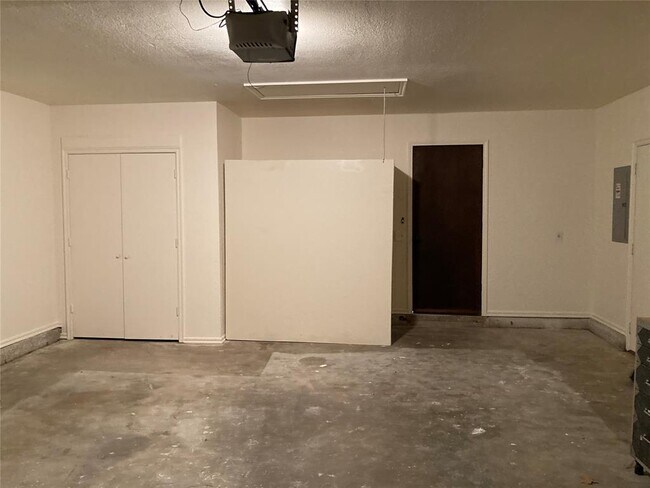 Building Photo - 405 Rhoades Ct