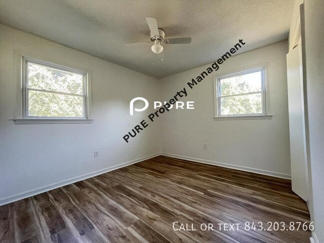 Building Photo - Endearing Ranch Style Home with Sunroom !!