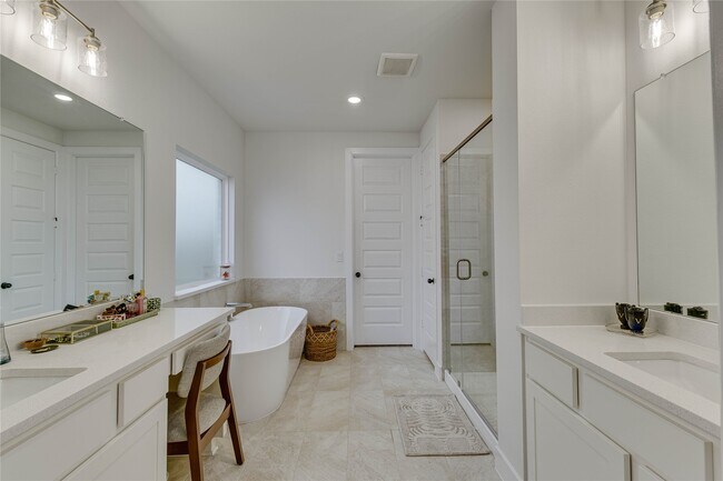 Building Photo - 617 Buckaroo Dr