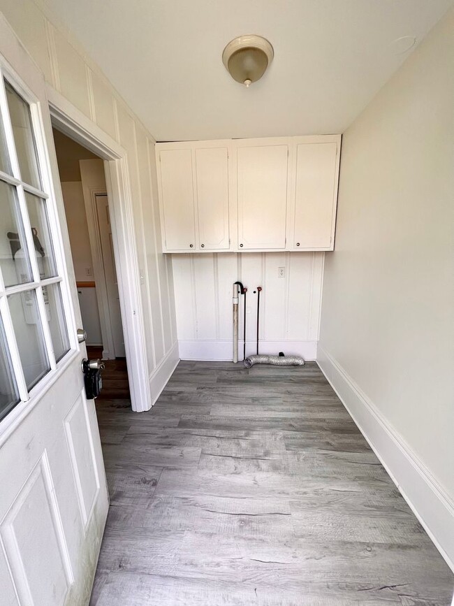 Building Photo - Madison Stunner! 3 Bed 2 Bath House W/ Fen...