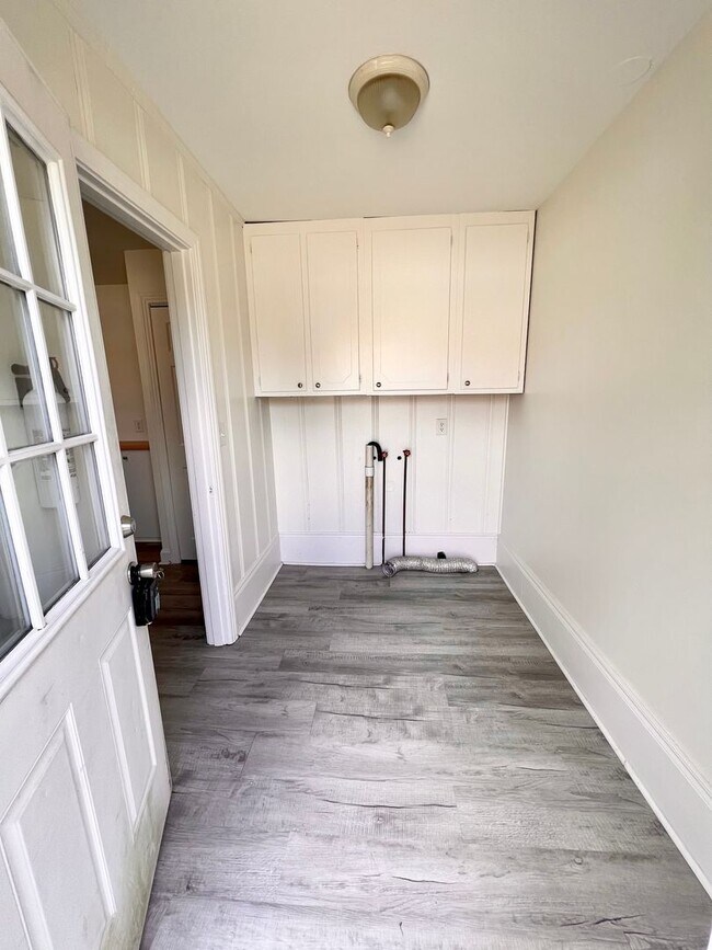 Building Photo - Madison Stunner! 3 Bed 2 Bath House W/ Fenced Back Yard