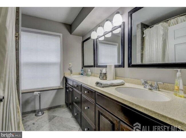 Building Photo - 104 Olympic Ct