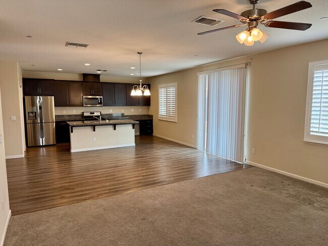 Building Photo - Spacious 4 Bedroom 3 1/2 Bath Home Available Now