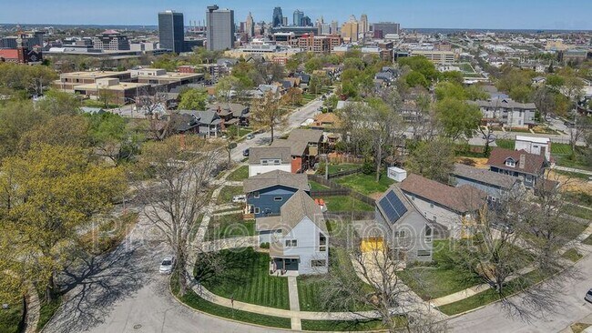 Building Photo - 2729 Charlotte St