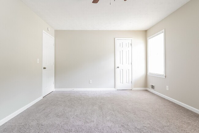 Building Photo - Roomy 3BR 1.5 spacious duplex to lease!