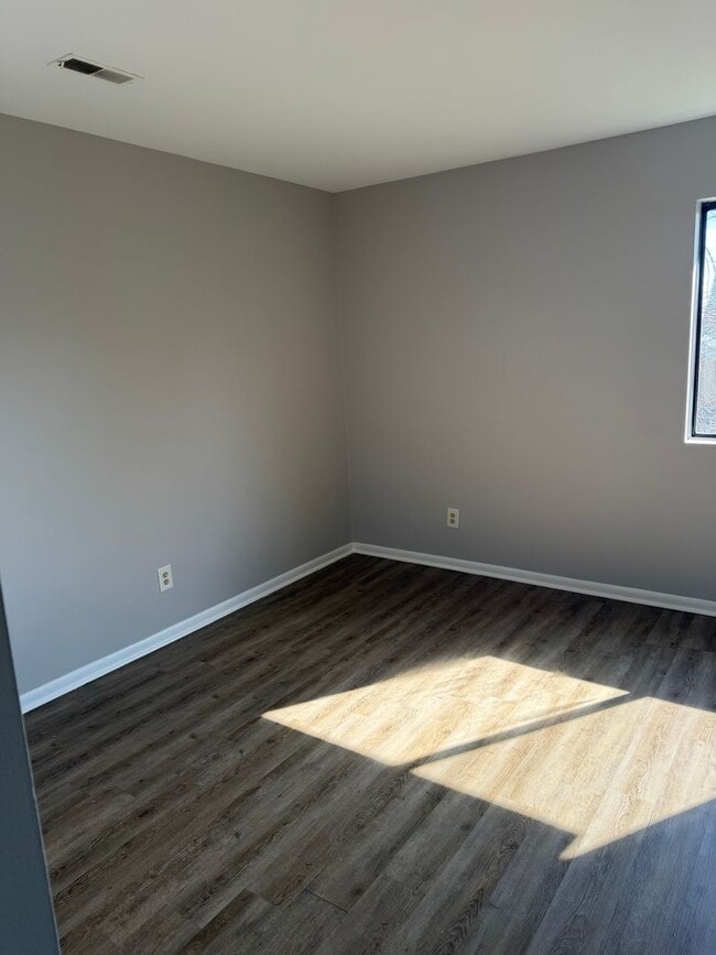 Building Photo - Newly renovated 1 Bedroom Apartment ready for move in!