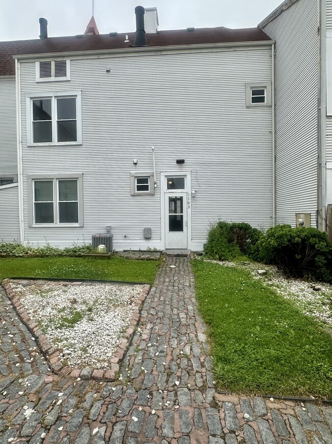 Building Photo - 1103 Biddle St