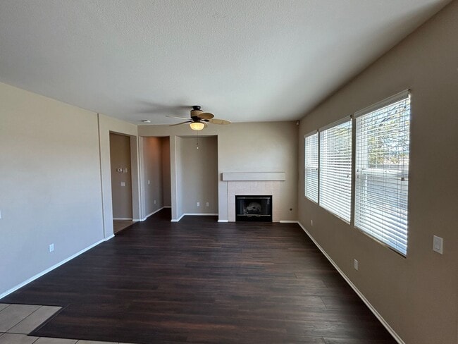 Building Photo - Updated 3 Bedroom