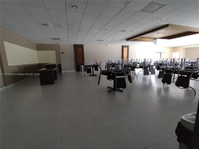 Building Photo - 3625 N Country Club Dr