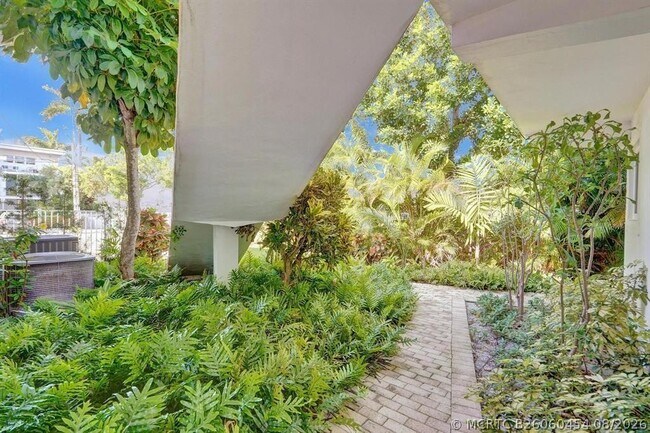 Building Photo - 2760 Yacht Club Blvd