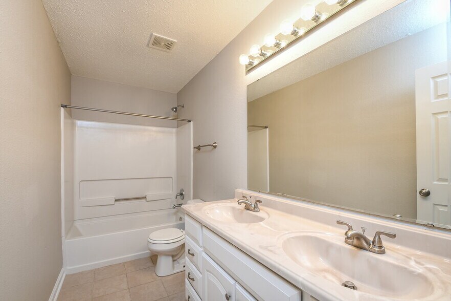 Building Photo - 958 Streamside Dr