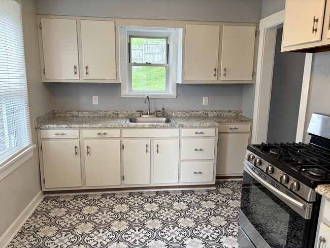 Building Photo - 2807 Homehurst Ave
