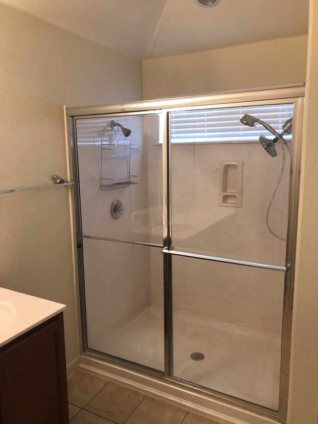 Building Photo - BEAUTIFUL 4 BEDROOMS / 2 BATH HOME IN HUNT...