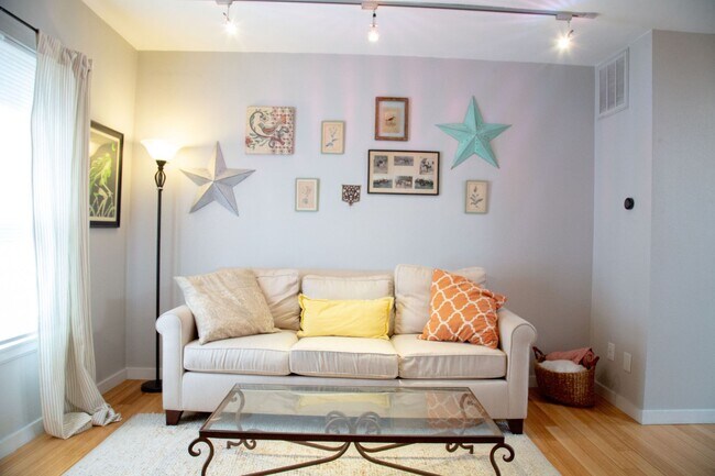Building Photo - Chic 1-Bedroom Condo in North Capitol Hill...